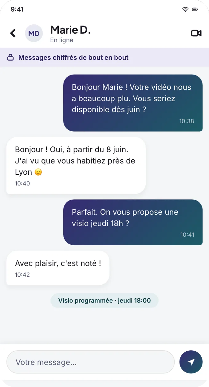 Écran de l'application : conversation chiffrée de bout en bout entre une famille et une au pair.