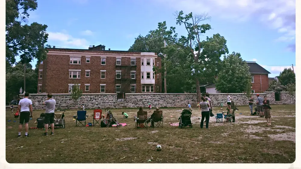 Enfants jouant au ballon dans un parc municipal