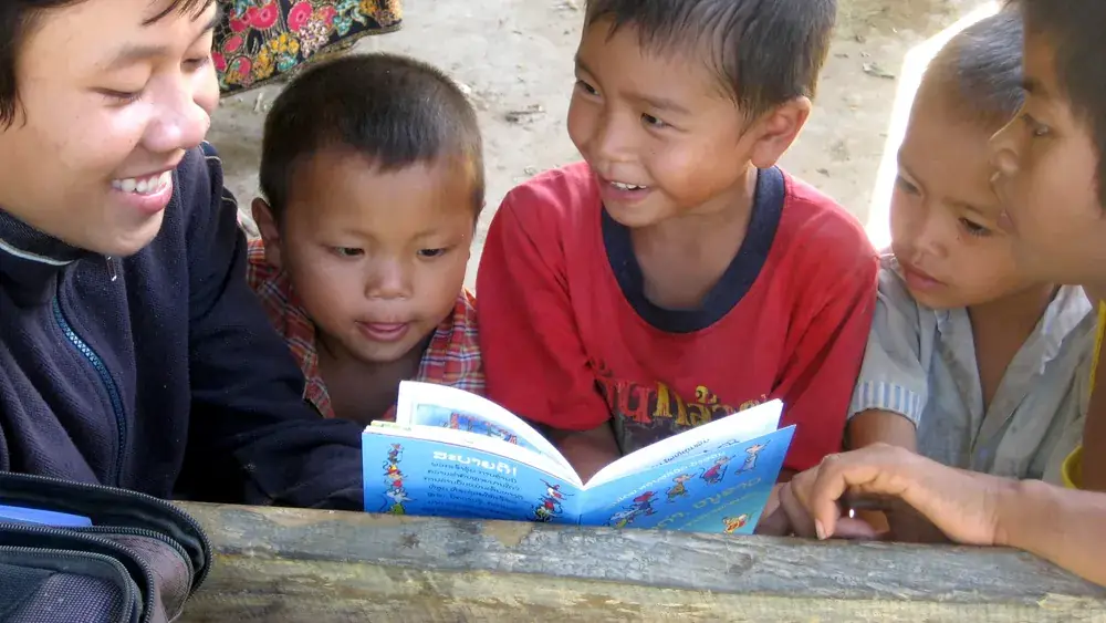 Lecture partagée d'un livre avec des enfants