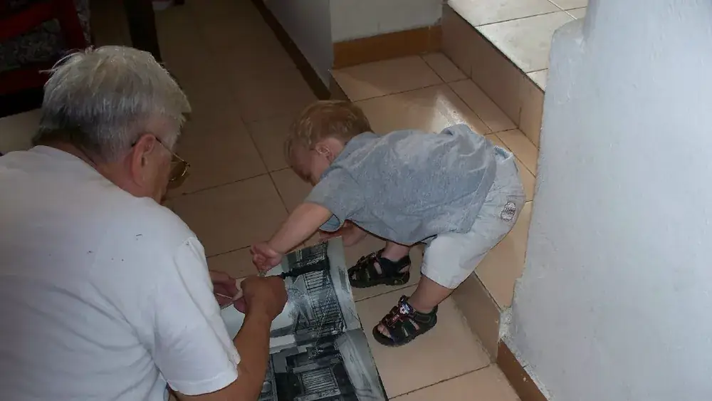 Adulte lisant un livre avec un enfant