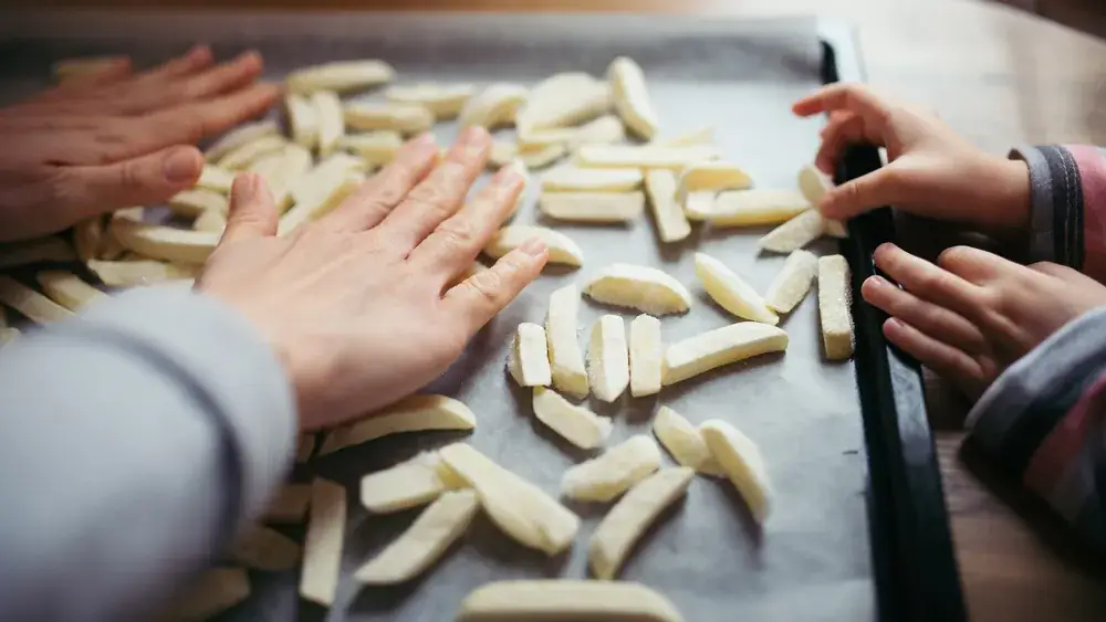 Famille cuisinant ensemble dans une cuisine conviviale