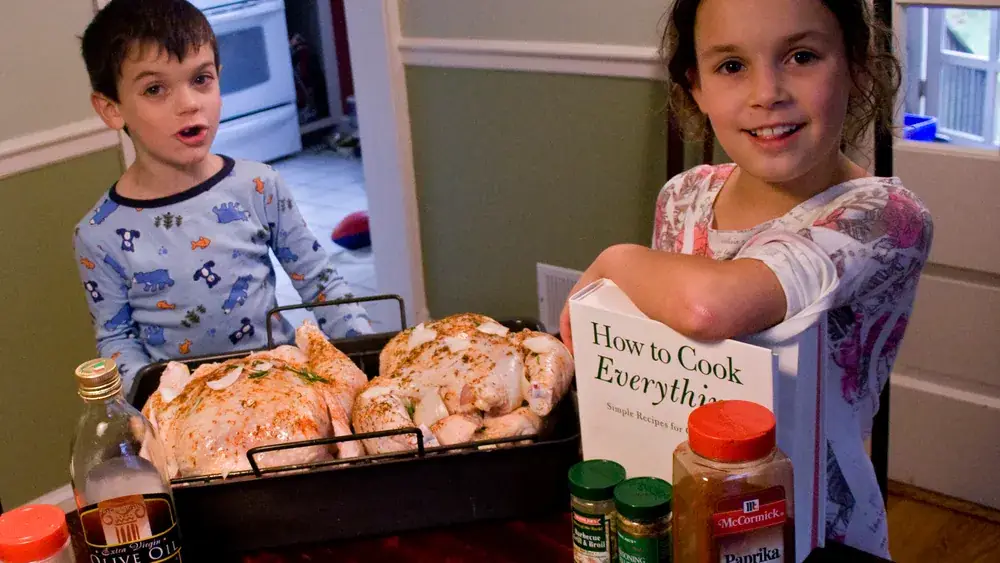 Enfants préparant un repas dans une cuisine familiale
