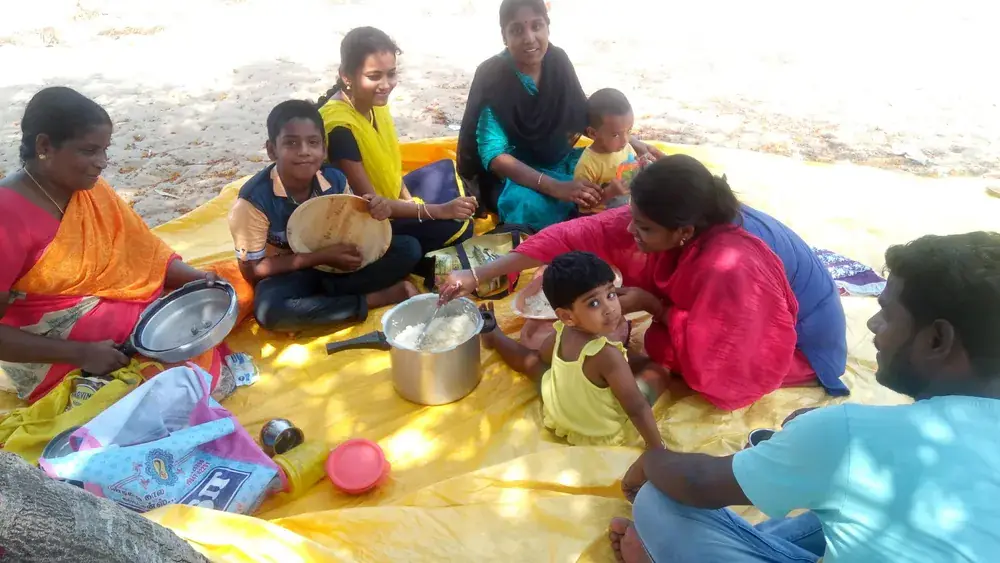 Famille réunie autour d’un repas lors d’un pique-nique