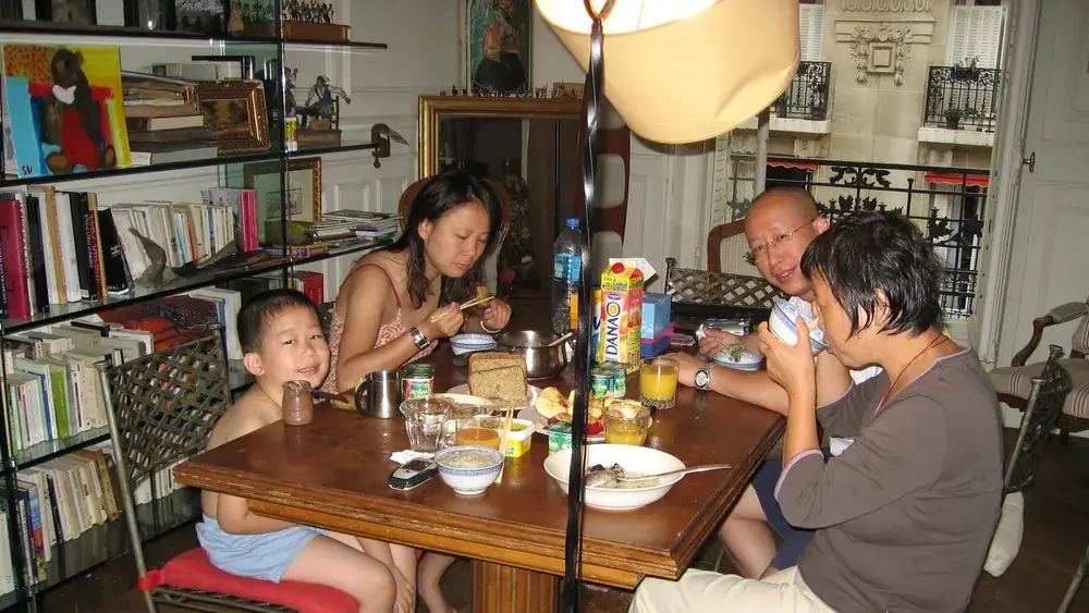 Petit-déjeuner en famille dans une salle à manger parisienne